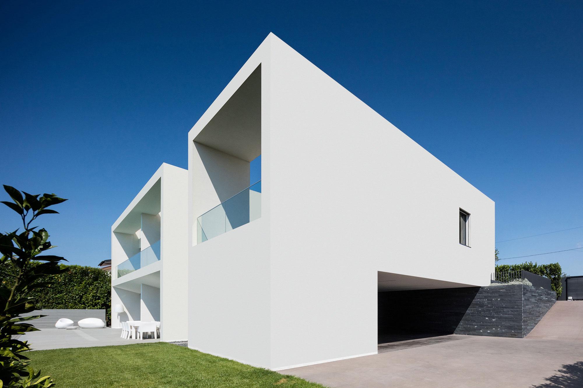 A Contemporary House with a Minimalist Decor Done in White by Raulino Silva Arquitecto (3)