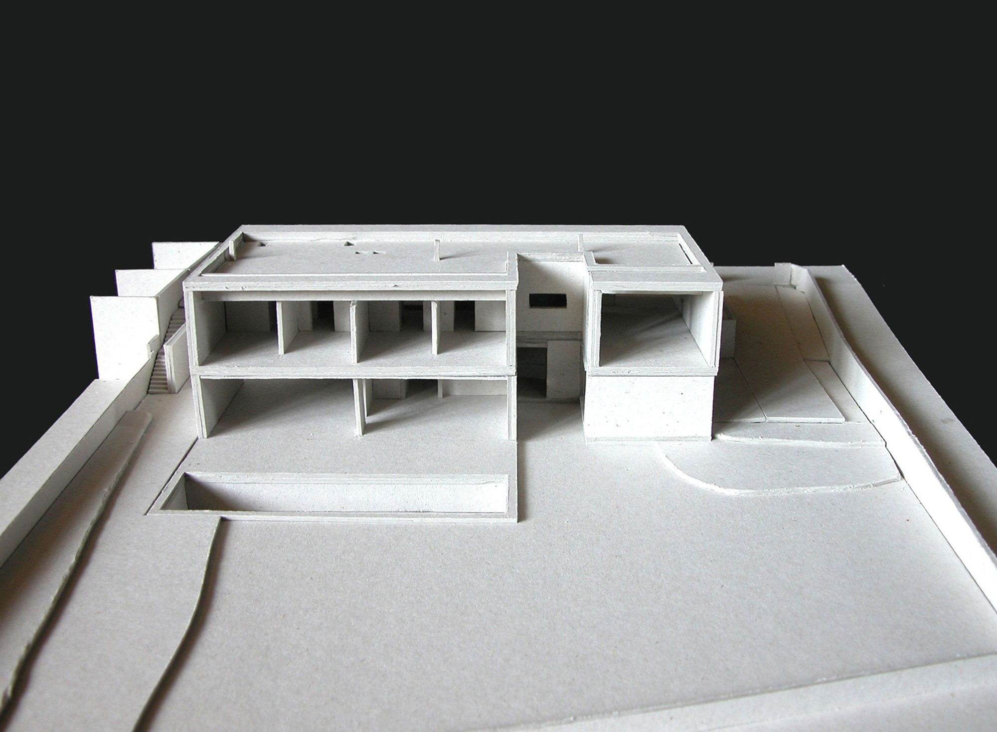 A Contemporary House with a Minimalist Decor Done in White by Raulino Silva Arquitecto (39)