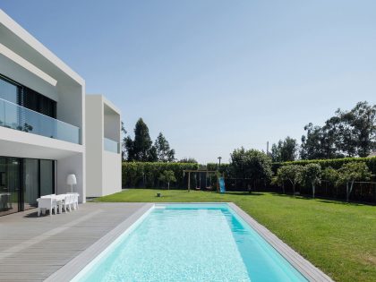 A Contemporary House with a Minimalist Decor Done in White by Raulino Silva Arquitecto (4)