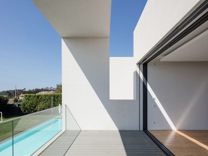 A Contemporary House with a Minimalist Decor Done in White by Raulino Silva Arquitecto (5)
