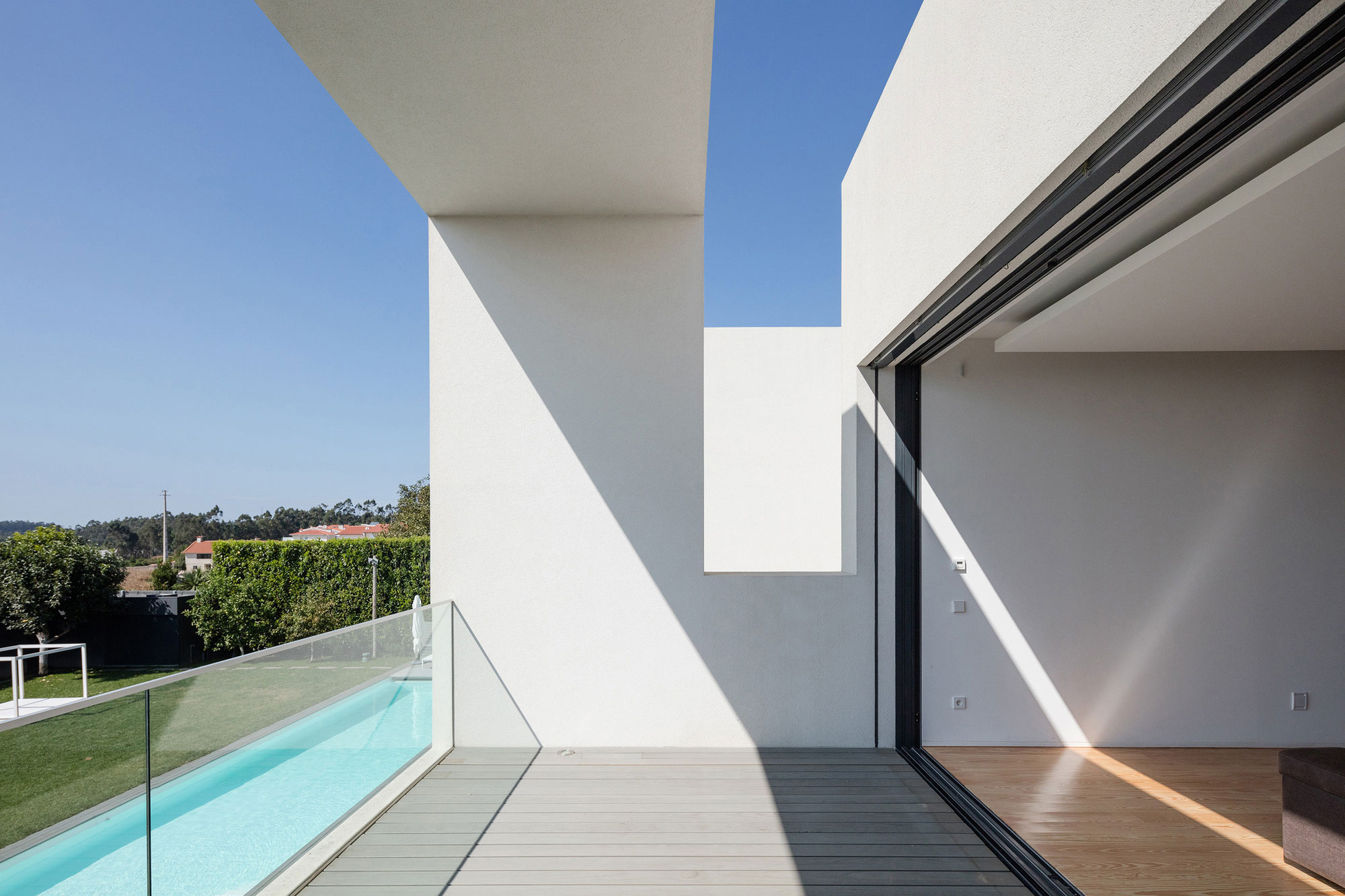 A Contemporary House with a Minimalist Decor Done in White by Raulino Silva Arquitecto (5)
