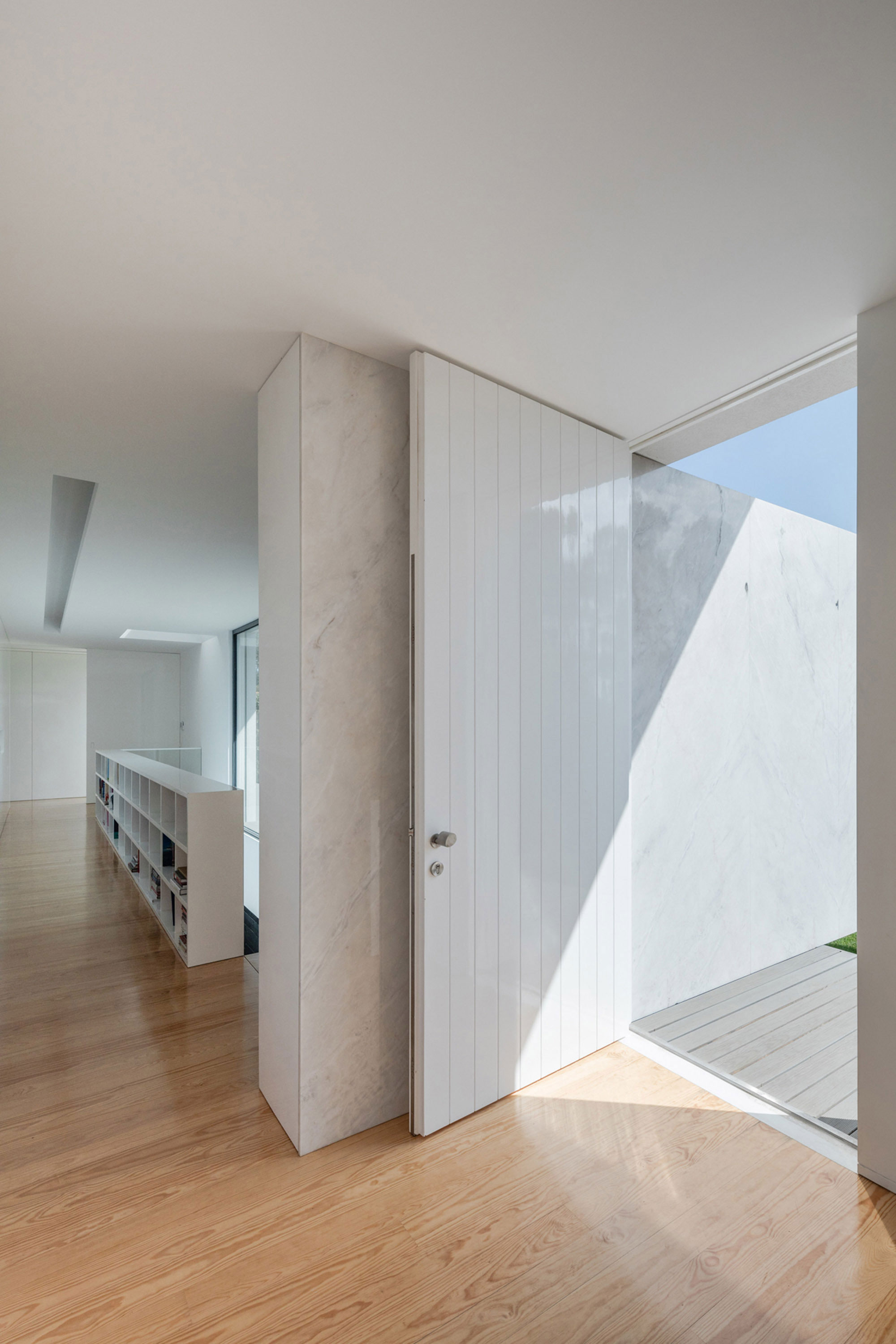 A Contemporary House with a Minimalist Decor Done in White by Raulino Silva Arquitecto (6)