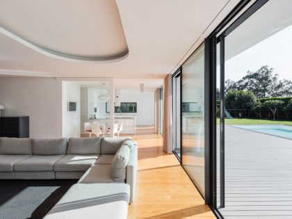 A Contemporary House with a Minimalist Decor Done in White by Raulino Silva Arquitecto (8)