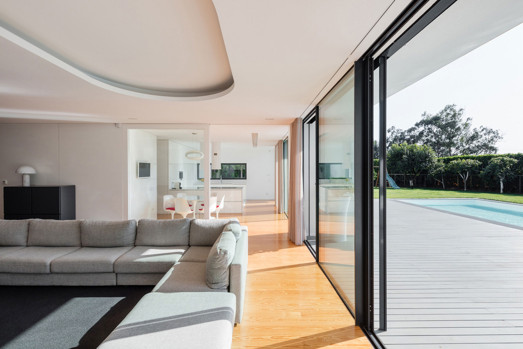A Contemporary House with a Minimalist Decor Done in White by Raulino Silva Arquitecto (8)