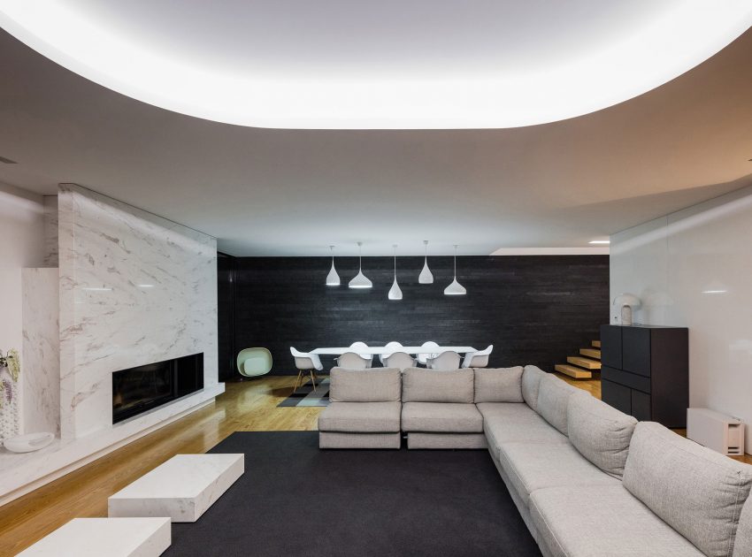 A Contemporary House with a Minimalist Decor Done in White by Raulino Silva Arquitecto (9)