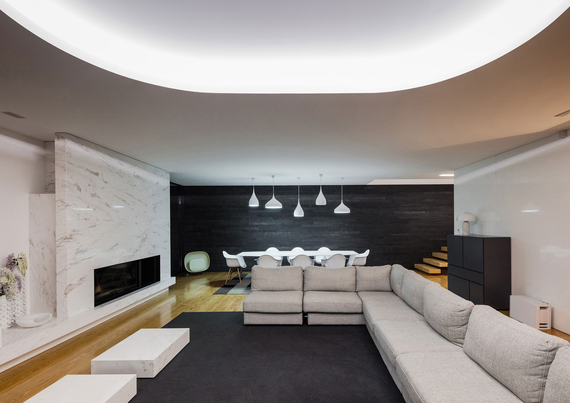 A Contemporary House with a Minimalist Decor Done in White by Raulino Silva Arquitecto (9)