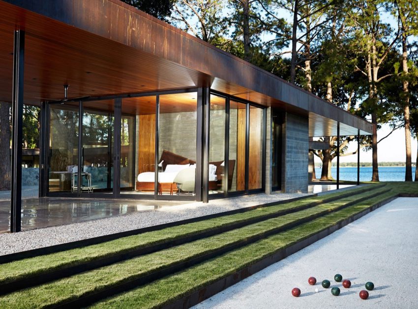 A Contemporary Lakefront Home with Concrete and Weathering Steel in Cedar Creek Reservoir by Wernerfield (10)