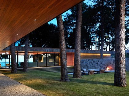 A Contemporary Lakefront Home with Concrete and Weathering Steel in Cedar Creek Reservoir by Wernerfield (18)