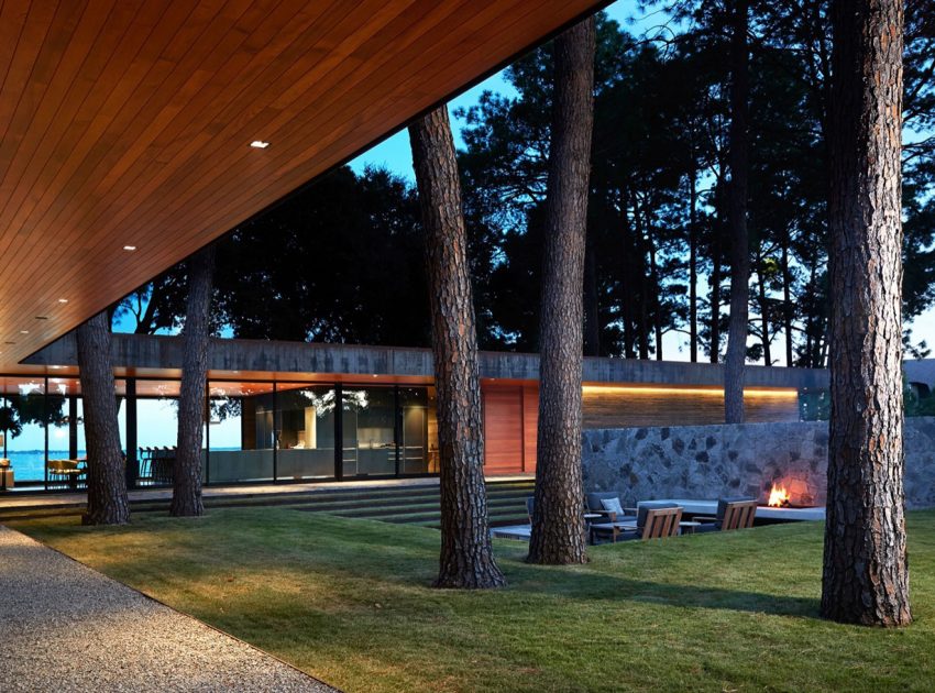 A Contemporary Lakefront Home with Concrete and Weathering Steel in Cedar Creek Reservoir by Wernerfield (18)