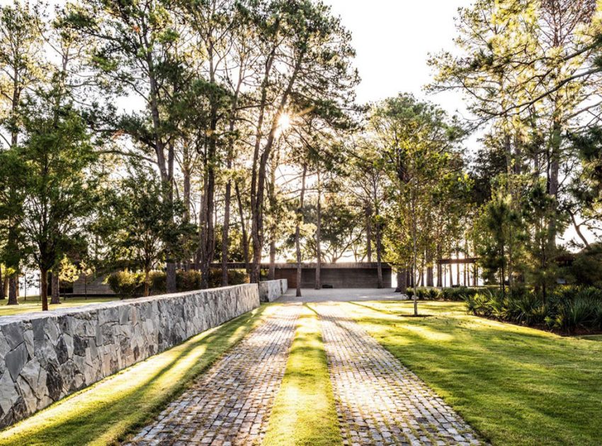 A Contemporary Lakefront Home with Concrete and Weathering Steel in Cedar Creek Reservoir by Wernerfield (3)