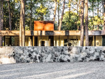 A Contemporary Lakefront Home with Concrete and Weathering Steel in Cedar Creek Reservoir by Wernerfield (4)