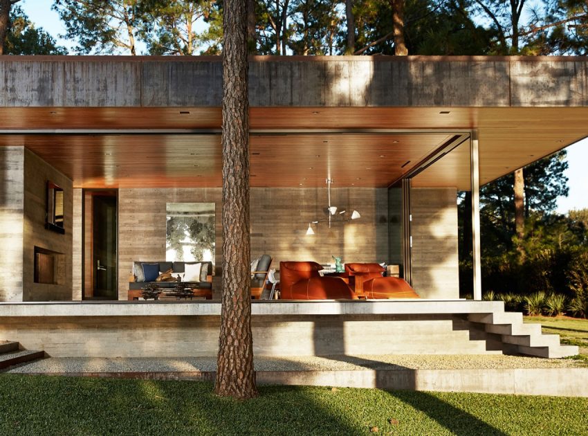 A Contemporary Lakefront Home with Concrete and Weathering Steel in Cedar Creek Reservoir by Wernerfield (7)