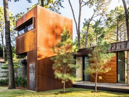 A Contemporary Lakefront Home with Concrete and Weathering Steel in Cedar Creek Reservoir by Wernerfield (9)