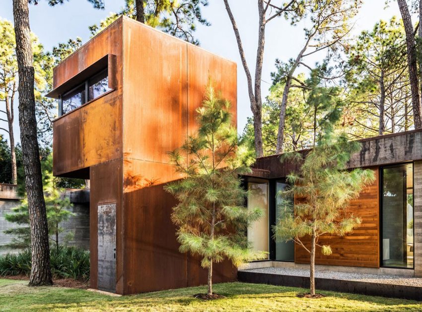A Contemporary Lakefront Home with Concrete and Weathering Steel in Cedar Creek Reservoir by Wernerfield (9)