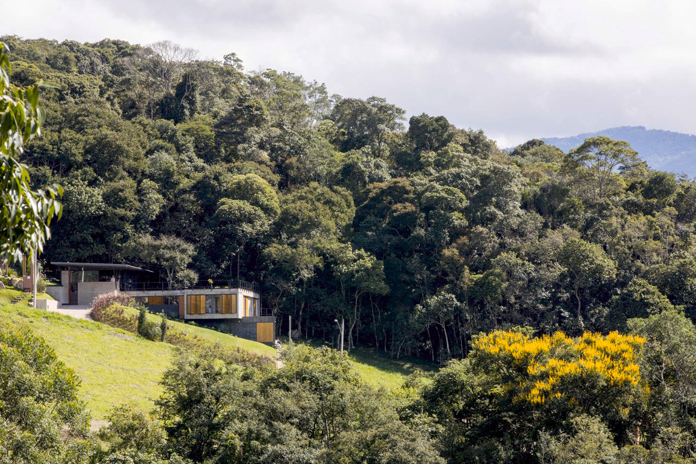 A Contemporary Mountainside Home in the Stunning Hills of Santo Antônio do Pinhal by H+F Arquitetos (1)
