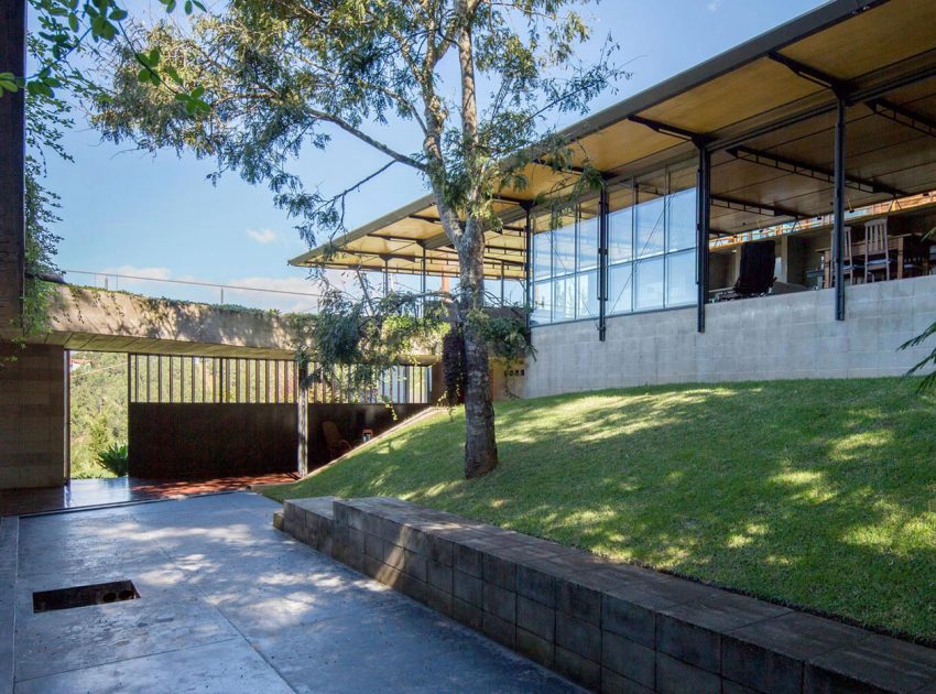 A Contemporary Mountainside Home in the Stunning Hills of Santo Antônio do Pinhal by H+F Arquitetos (10)