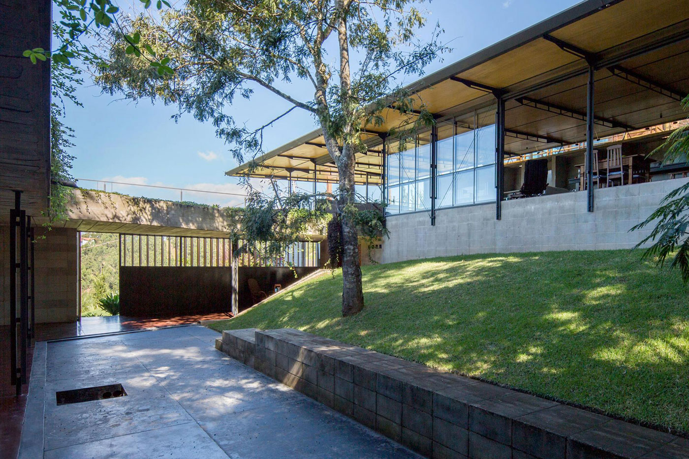 A Contemporary Mountainside Home in the Stunning Hills of Santo Antônio do Pinhal by H+F Arquitetos (10)