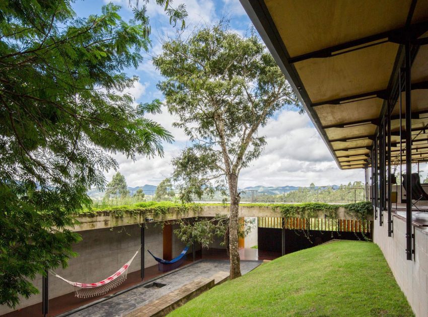 A Contemporary Mountainside Home in the Stunning Hills of Santo Antônio do Pinhal by H+F Arquitetos (11)