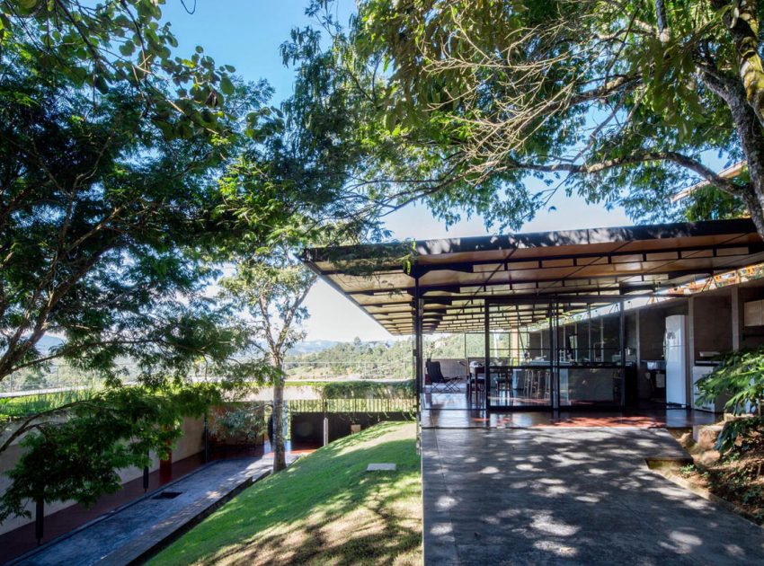A Contemporary Mountainside Home in the Stunning Hills of Santo Antônio do Pinhal by H+F Arquitetos (12)