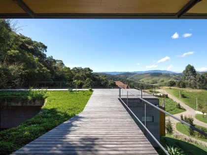 A Contemporary Mountainside Home in the Stunning Hills of Santo Antônio do Pinhal by H+F Arquitetos (13)