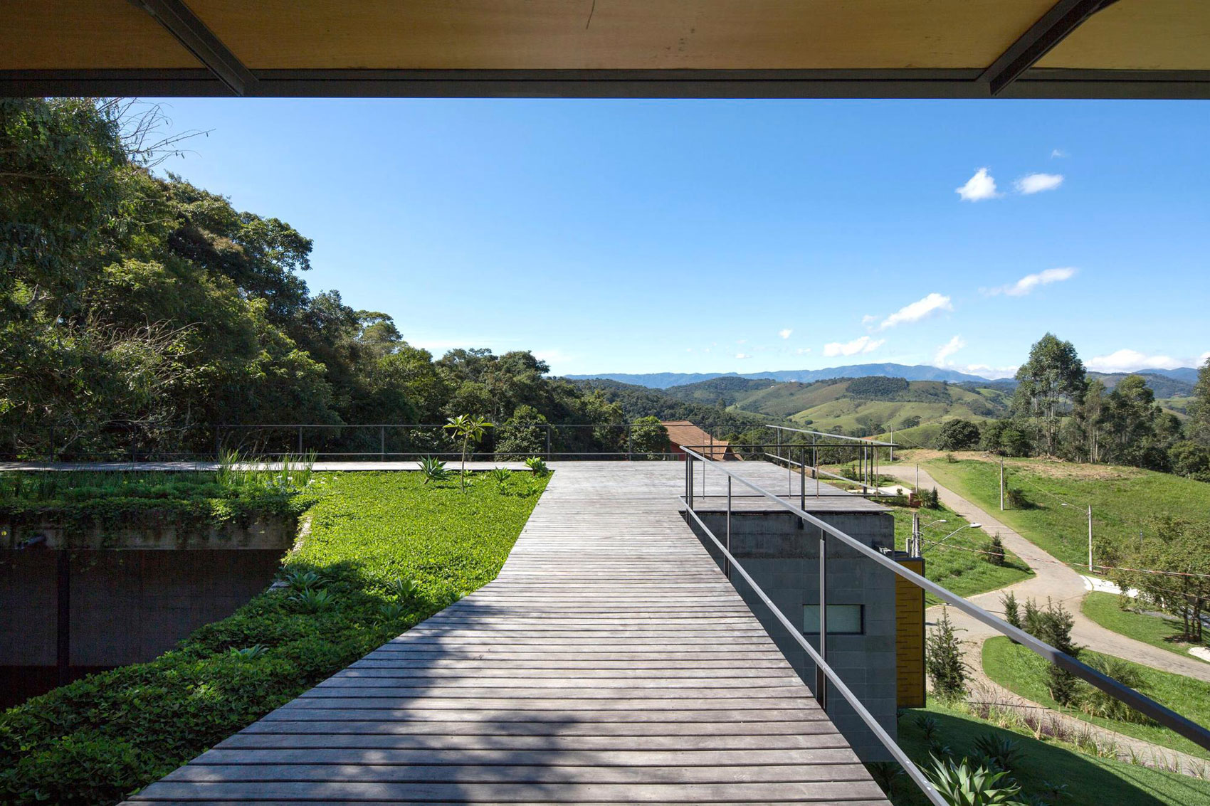 A Contemporary Mountainside Home in the Stunning Hills of Santo Antônio do Pinhal by H+F Arquitetos (13)