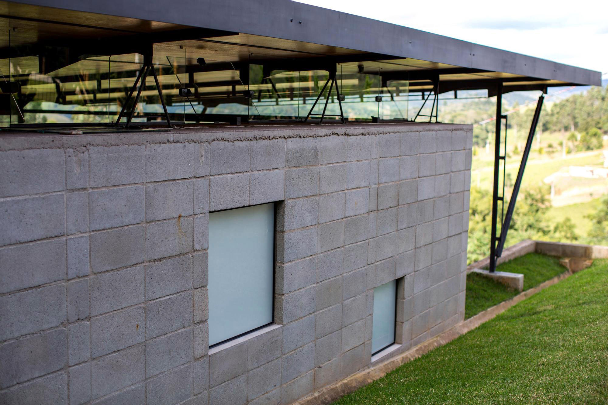 A Contemporary Mountainside Home in the Stunning Hills of Santo Antônio do Pinhal by H+F Arquitetos (15)