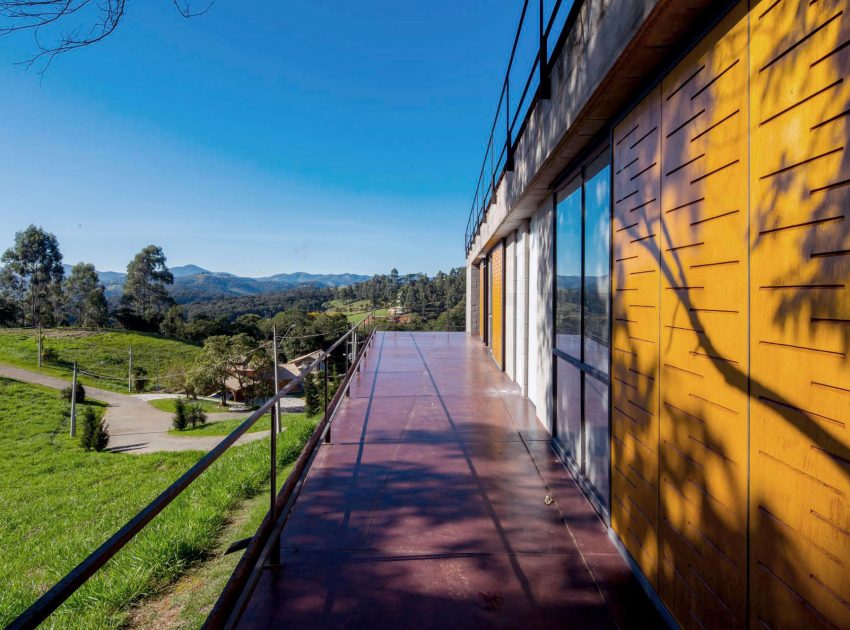 A Contemporary Mountainside Home in the Stunning Hills of Santo Antônio do Pinhal by H+F Arquitetos (16)
