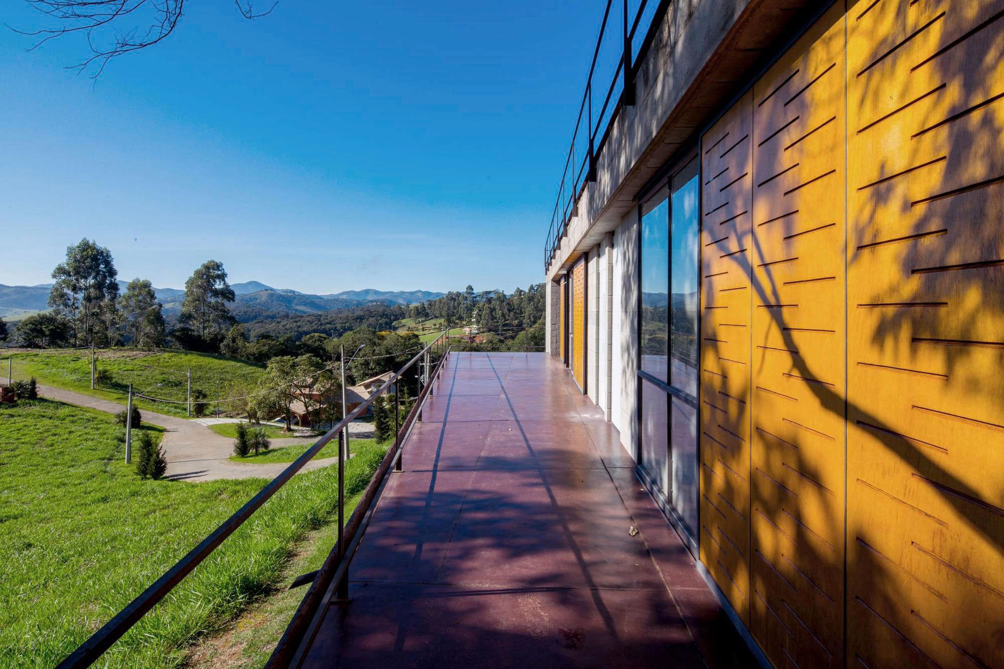 A Contemporary Mountainside Home in the Stunning Hills of Santo Antônio do Pinhal by H+F Arquitetos (16)