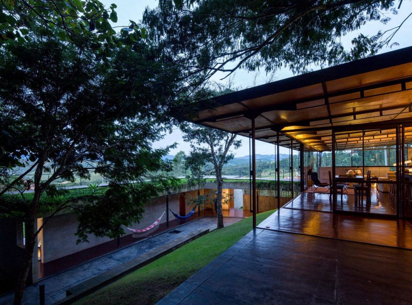 A Contemporary Mountainside Home in the Stunning Hills of Santo Antônio do Pinhal by H+F Arquitetos (19)