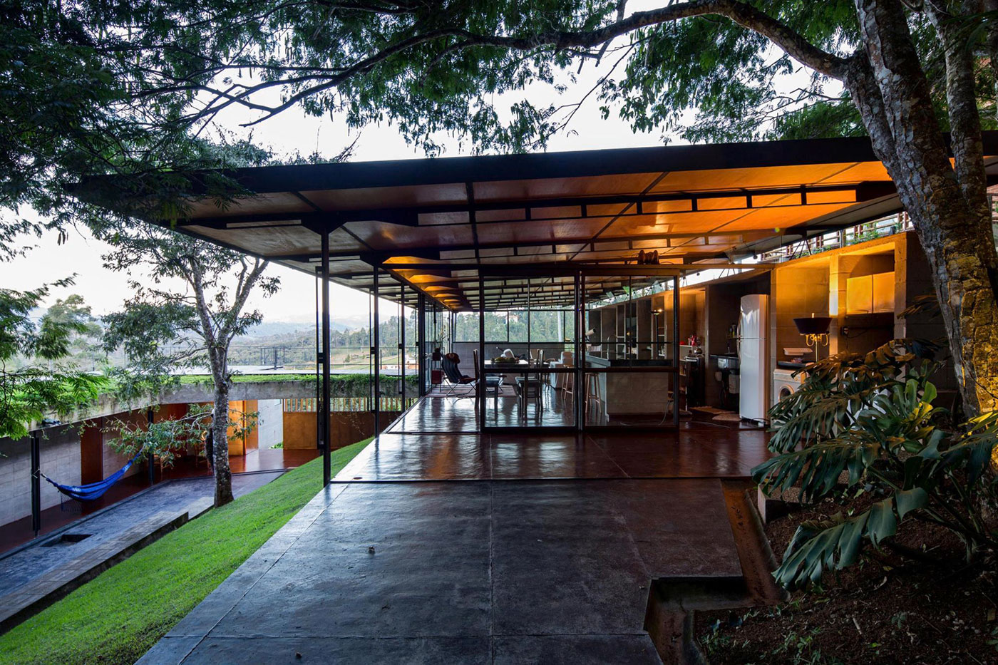 A Contemporary Mountainside Home in the Stunning Hills of Santo Antônio do Pinhal by H+F Arquitetos (20)