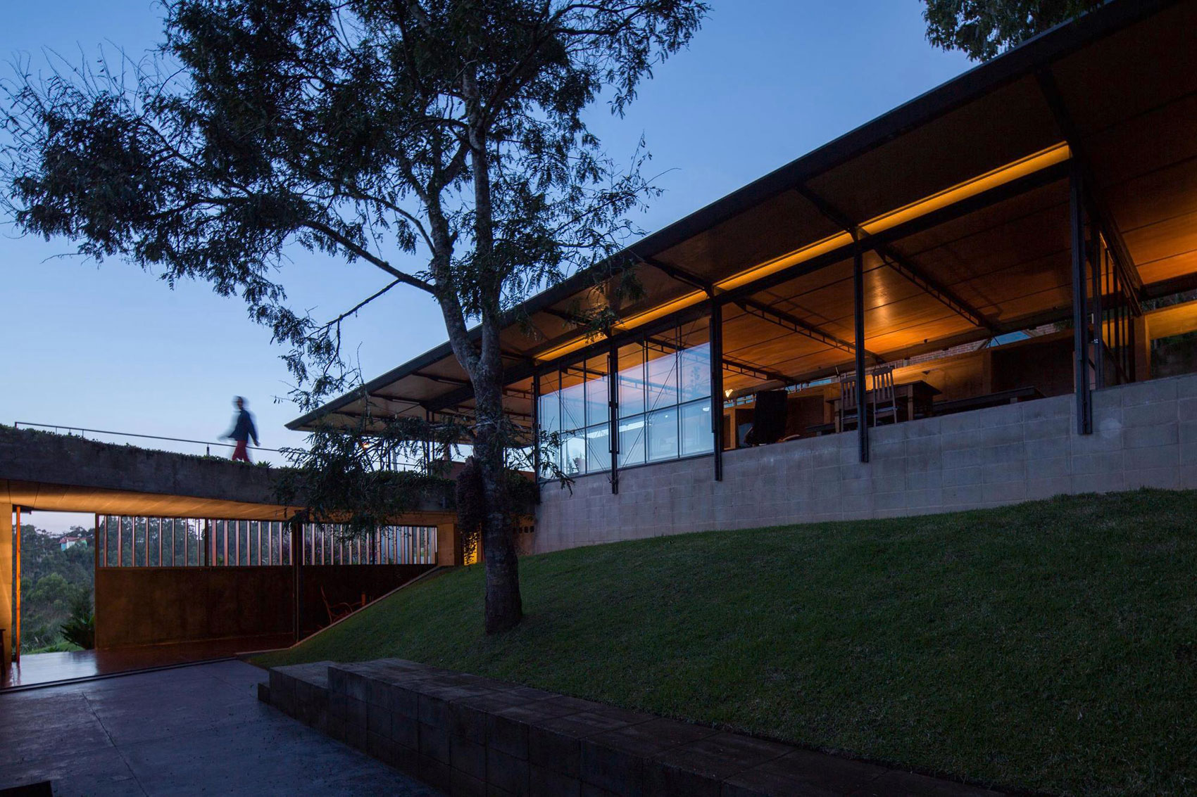 A Contemporary Mountainside Home in the Stunning Hills of Santo Antônio do Pinhal by H+F Arquitetos (21)