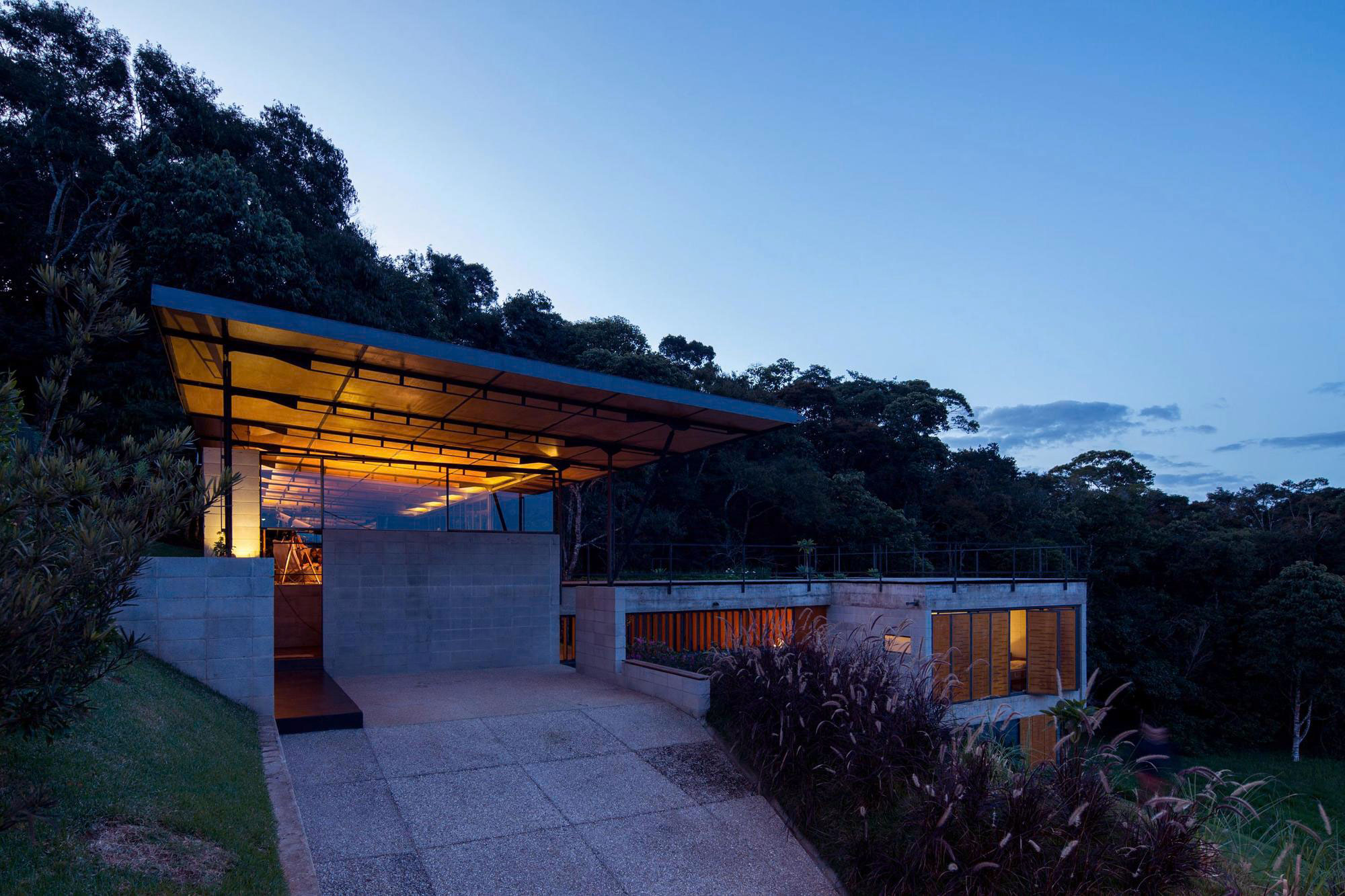 A Contemporary Mountainside Home in the Stunning Hills of Santo Antônio do Pinhal by H+F Arquitetos (23)