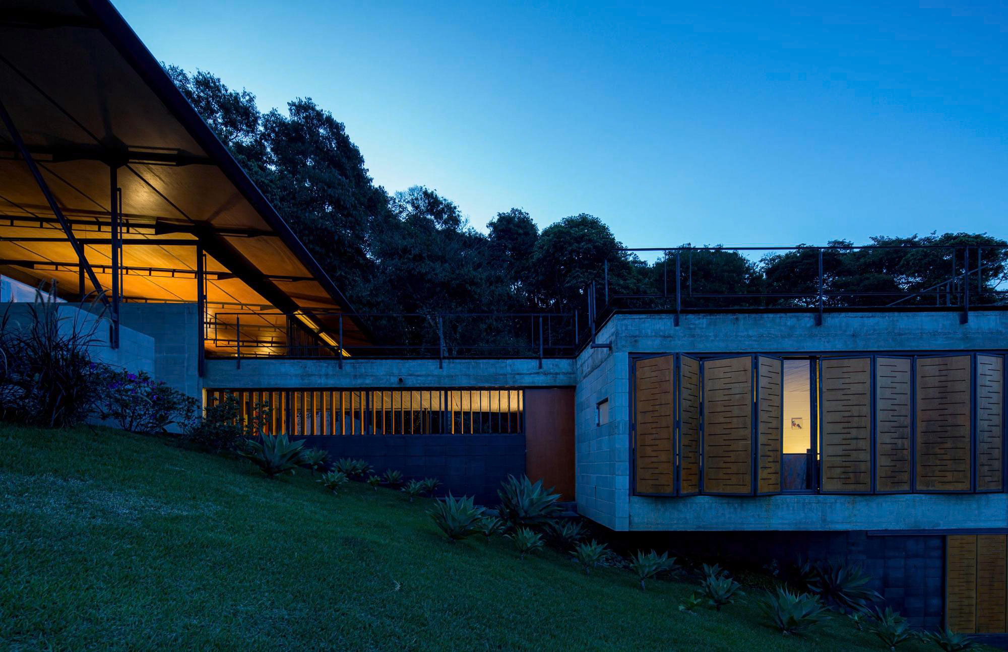 A Contemporary Mountainside Home in the Stunning Hills of Santo Antônio do Pinhal by H+F Arquitetos (24)