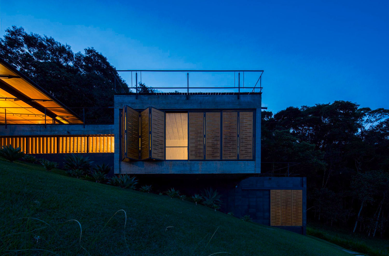A Contemporary Mountainside Home in the Stunning Hills of Santo Antônio do Pinhal by H+F Arquitetos (25)