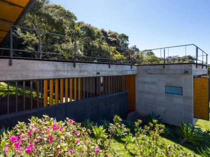 A Contemporary Mountainside Home in the Stunning Hills of Santo Antônio do Pinhal by H+F Arquitetos (4)