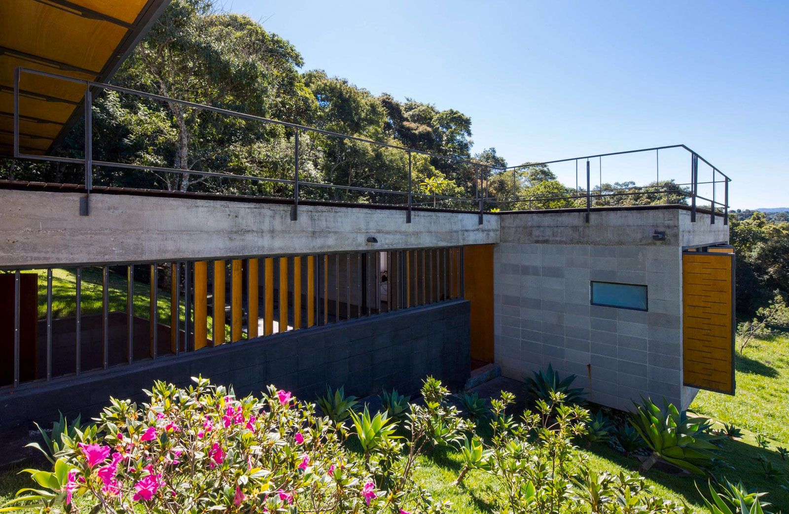 A Contemporary Mountainside Home in the Stunning Hills of Santo Antônio do Pinhal by H+F Arquitetos (4)