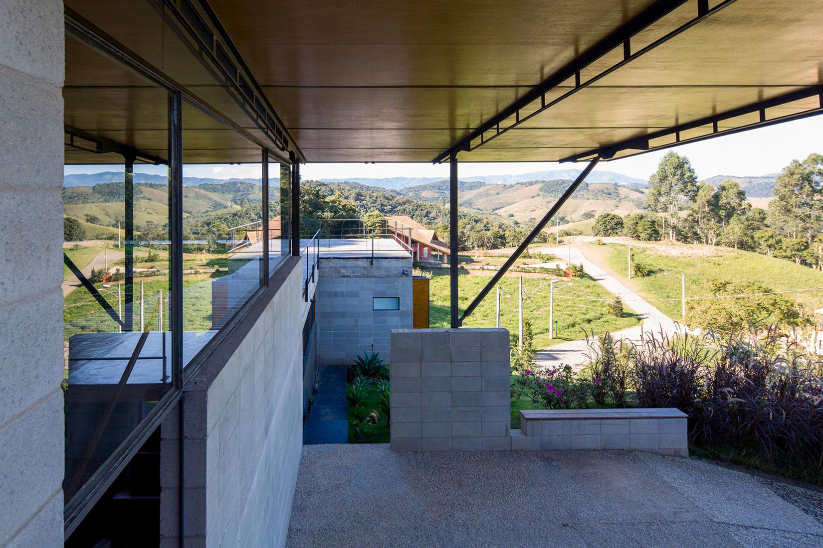 A Contemporary Mountainside Home in the Stunning Hills of Santo Antônio do Pinhal by H+F Arquitetos (6)