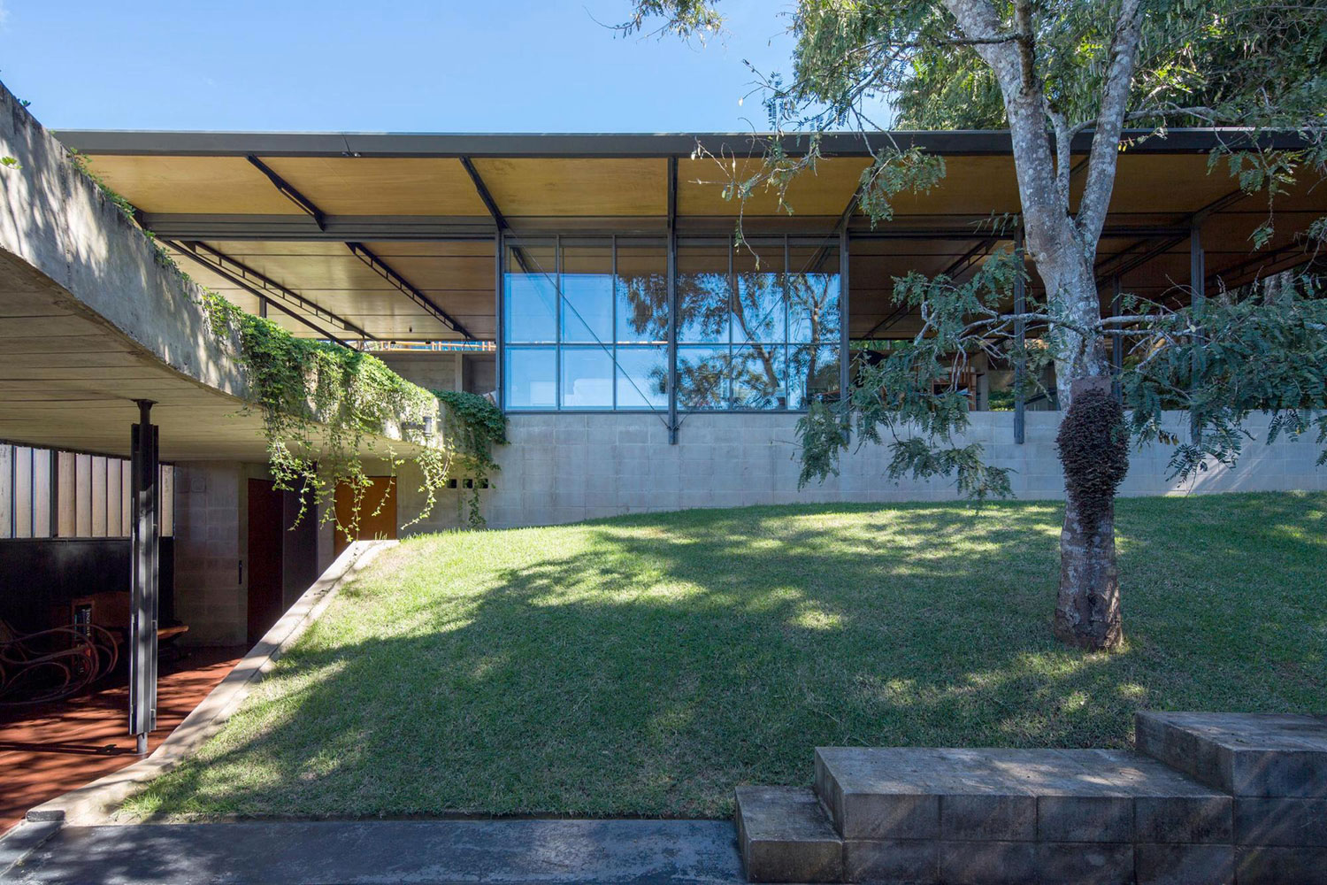 A Contemporary Mountainside Home in the Stunning Hills of Santo Antônio do Pinhal by H+F Arquitetos (7)