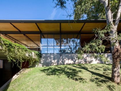 A Contemporary Mountainside Home in the Stunning Hills of Santo Antônio do Pinhal by H+F Arquitetos (8)