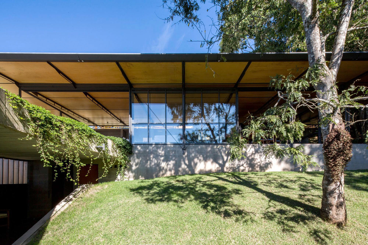 A Contemporary Mountainside Home in the Stunning Hills of Santo Antônio do Pinhal by H+F Arquitetos (8)