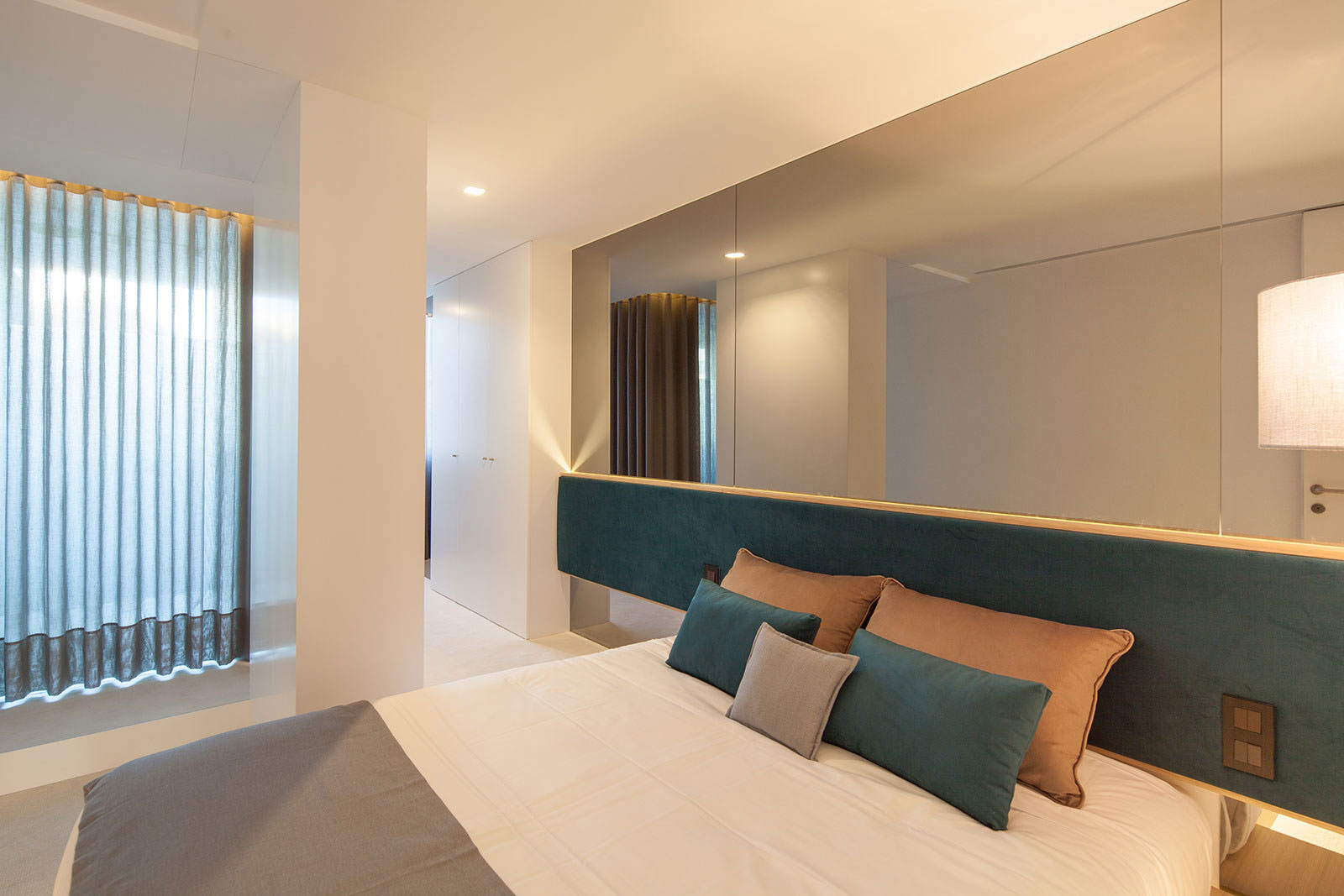 A Contemporary Seafront Apartment with Natural Wood Elements in Póvoa do Varzim by Pitagoras Group (14)