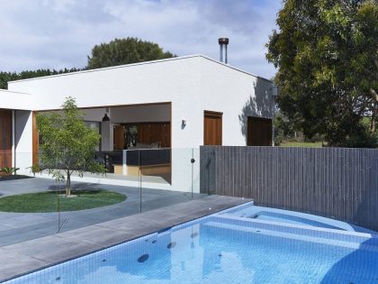 A Contemporary Summer House with a Stunning Landscaping Program in Melbourne by Dan Gayfer Field Design (1)