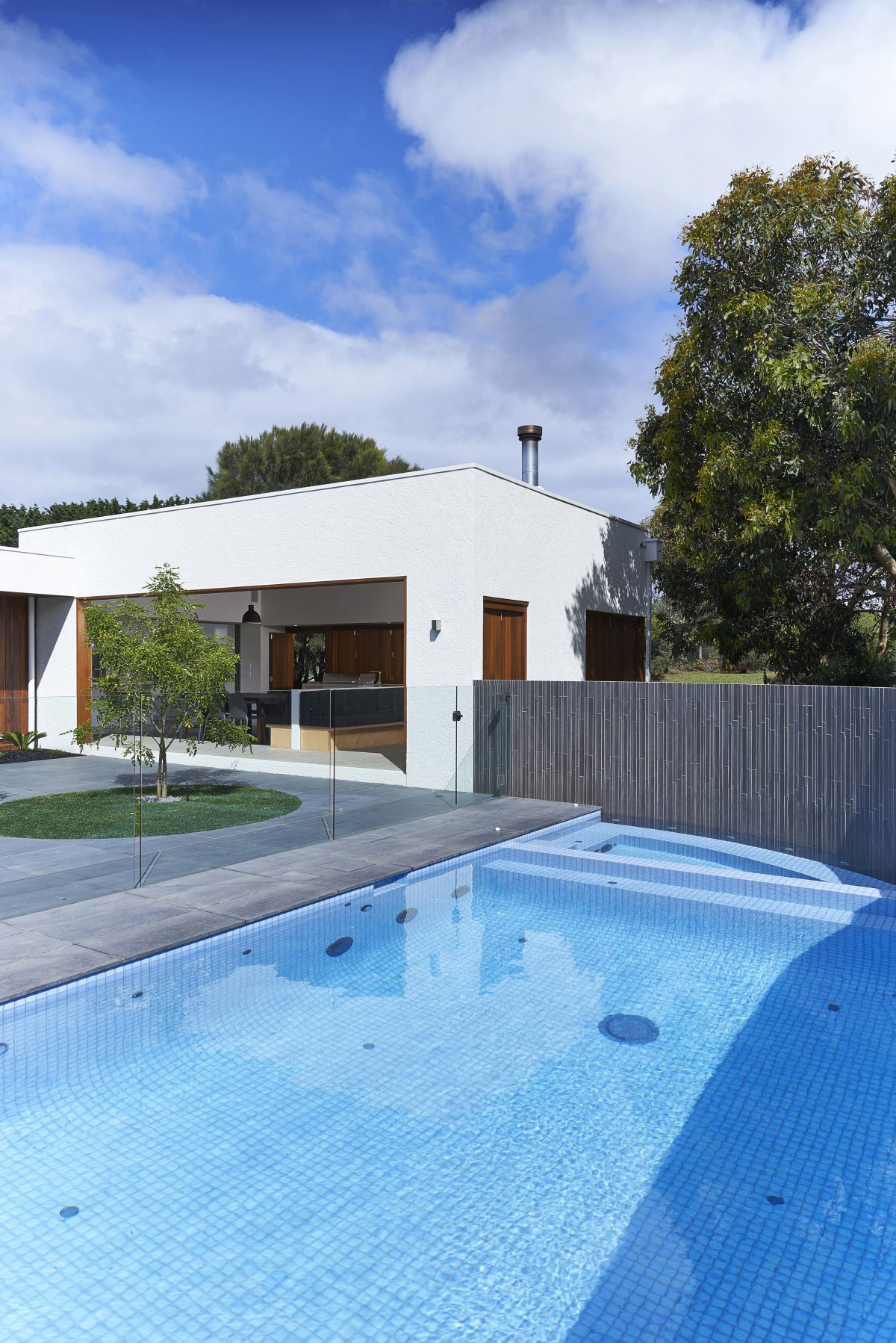 A Contemporary Summer House with a Stunning Landscaping Program in Melbourne by Dan Gayfer Field Design (1)