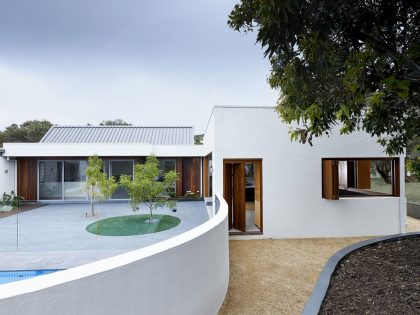 A Contemporary Summer House with a Stunning Landscaping Program in Melbourne by Dan Gayfer Field Design (11)