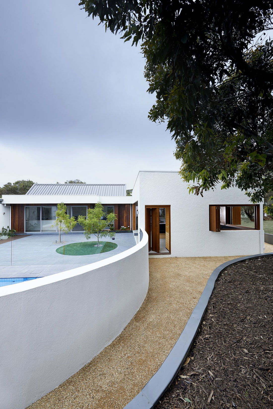 A Contemporary Summer House with a Stunning Landscaping Program in Melbourne by Dan Gayfer Field Design (11)