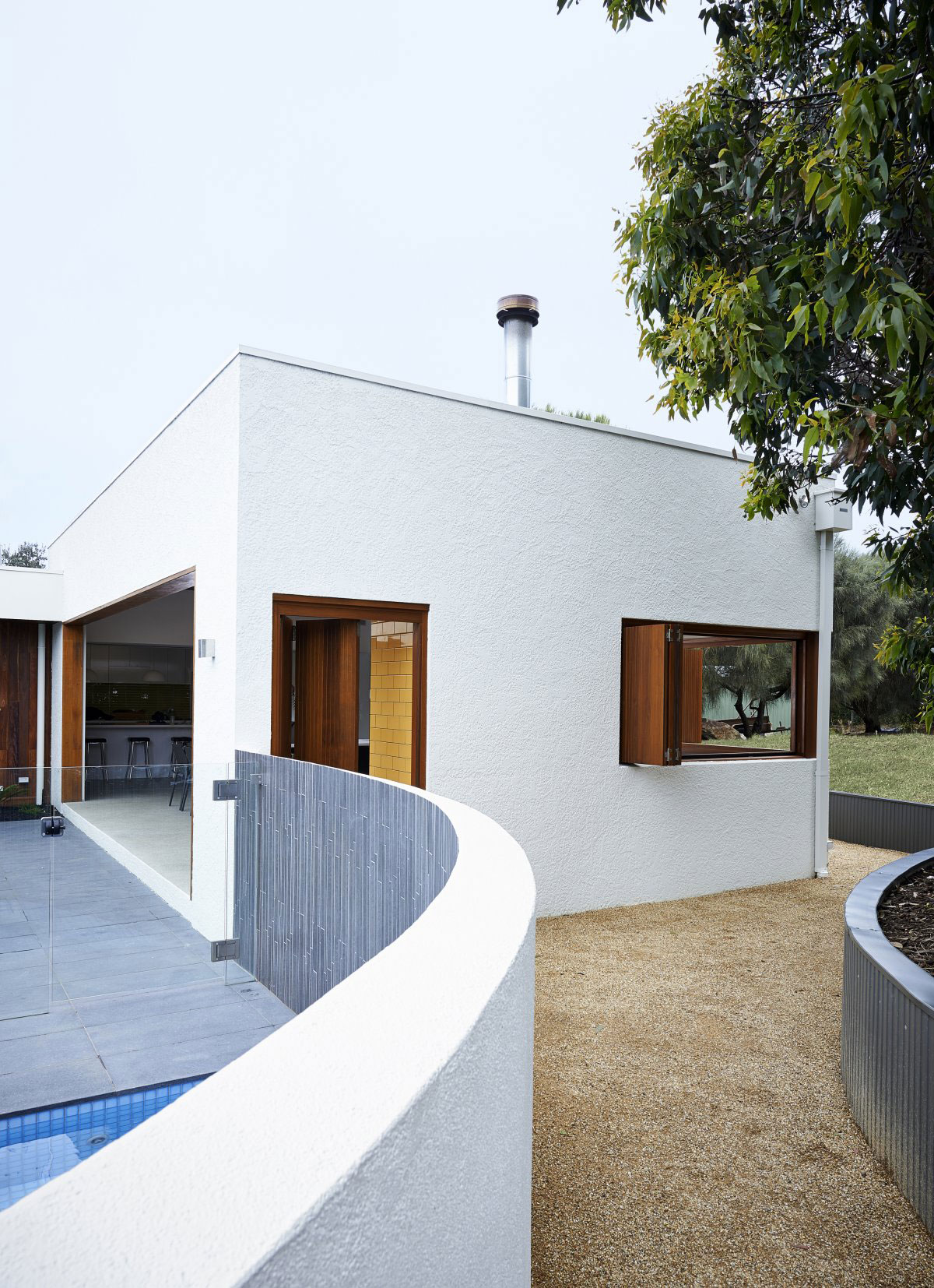 A Contemporary Summer House with a Stunning Landscaping Program in Melbourne by Dan Gayfer Field Design (12)
