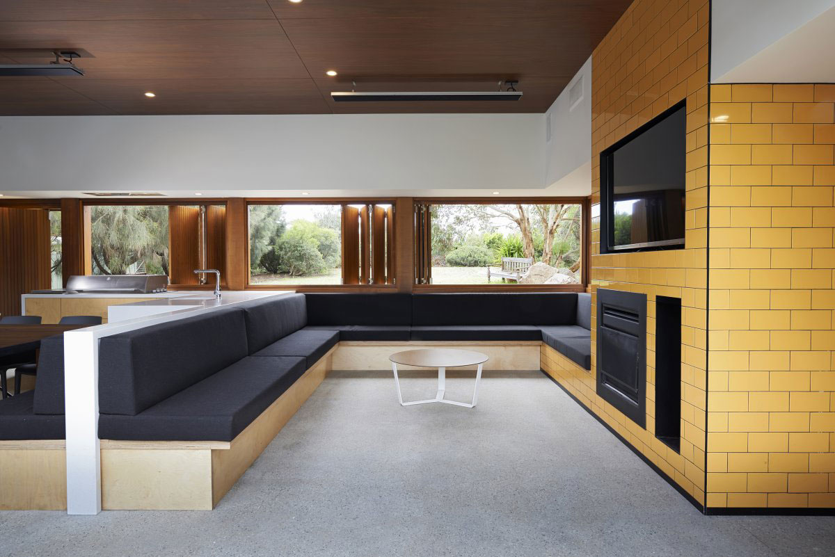 A Contemporary Summer House with a Stunning Landscaping Program in Melbourne by Dan Gayfer Field Design (13)