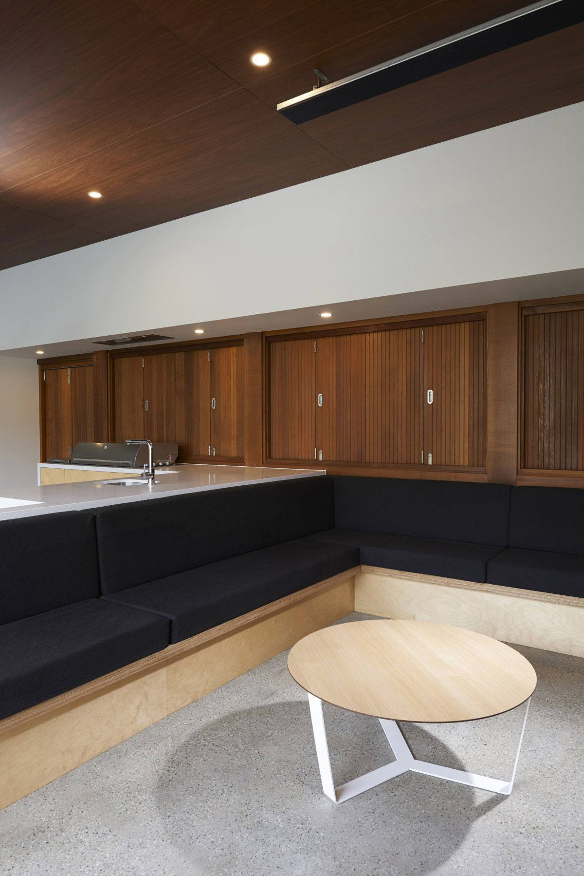 A Contemporary Summer House with a Stunning Landscaping Program in Melbourne by Dan Gayfer Field Design (15)