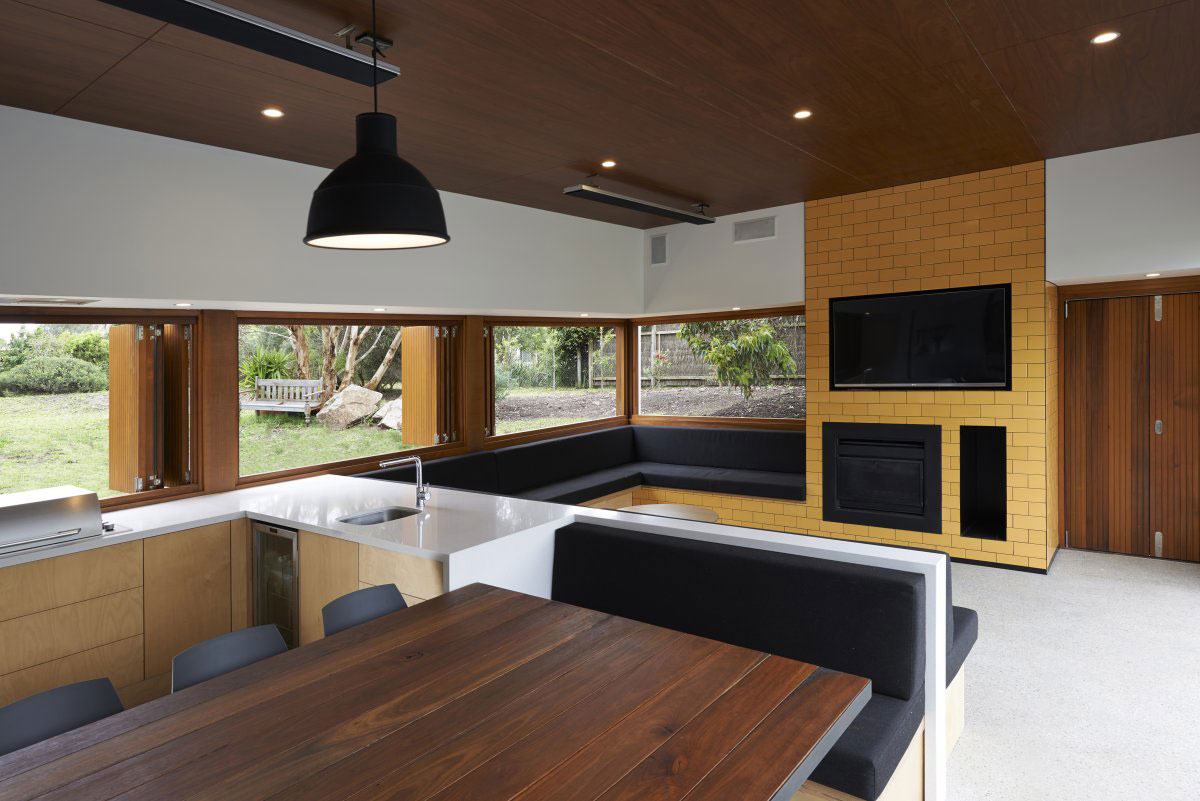 A Contemporary Summer House with a Stunning Landscaping Program in Melbourne by Dan Gayfer Field Design (16)