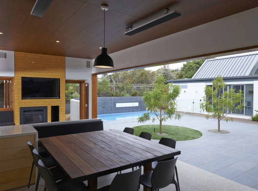 A Contemporary Summer House with a Stunning Landscaping Program in Melbourne by Dan Gayfer Field Design (17)